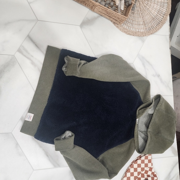 [ GAP] boys size 8,blue textured long sleeve hooded sweater w pocket  green arms - Picture 14 of 16